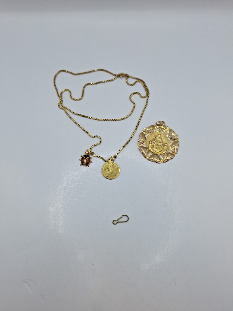 Vari oggetti in oro metallo 
