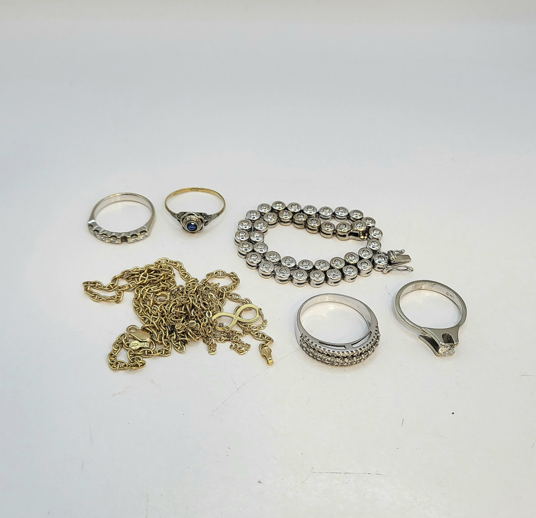 Vari oggetti oro diamanti pietra