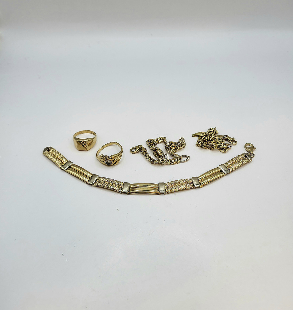 Vari oggetti oro pietra