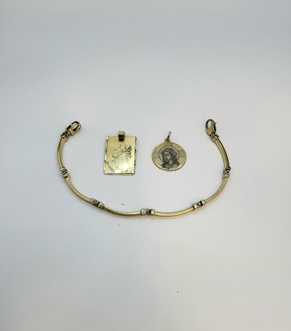 Bracciale e due ciondoli oro