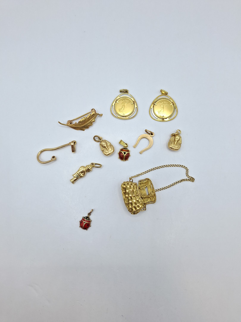Vari oggetti in oro 