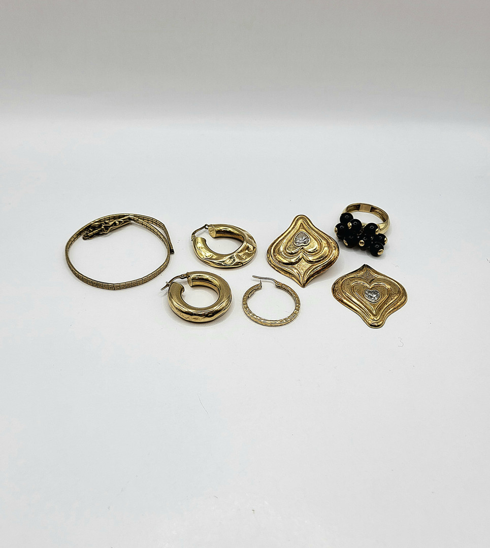 Vari oggetti oro pietre 