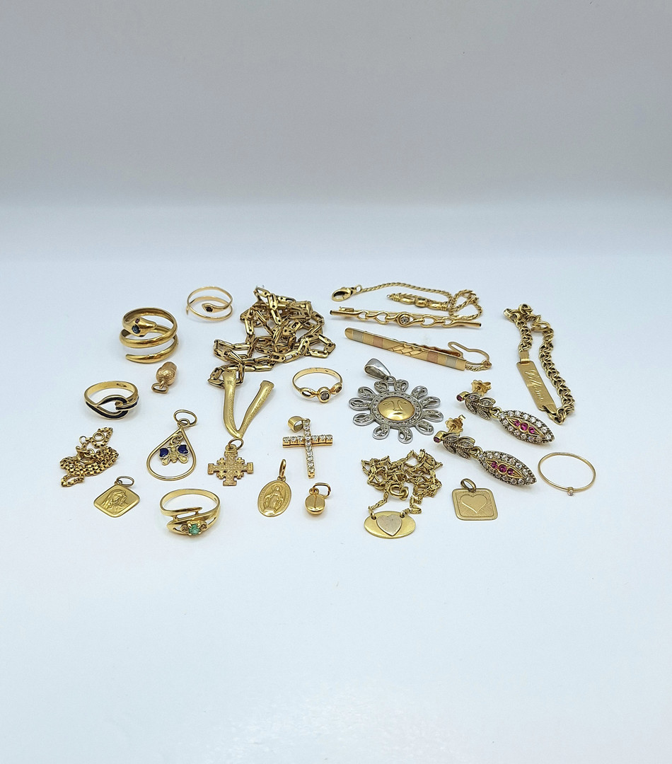 Vari oggetti in oro pietre diamantini