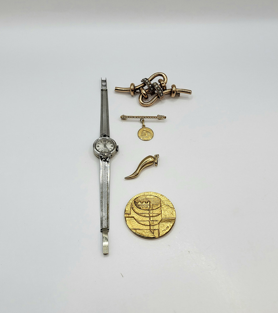 Vari oggetti in oro diamantini perline