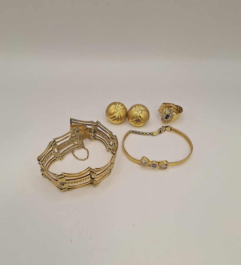 Vari oggetti in oro pietre