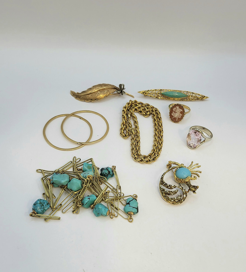 Vari oggetti oro pietre smalti 