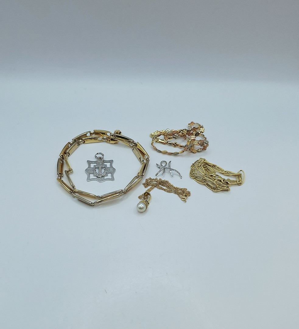 Vari oggetti pietre perla