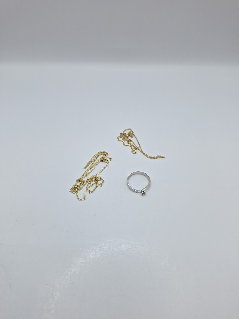 Anello e un paio di collane oro diamantino