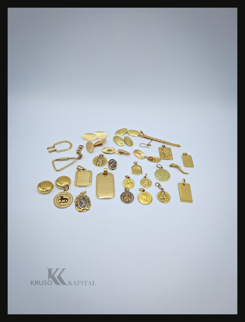 Vari oggetti in oro