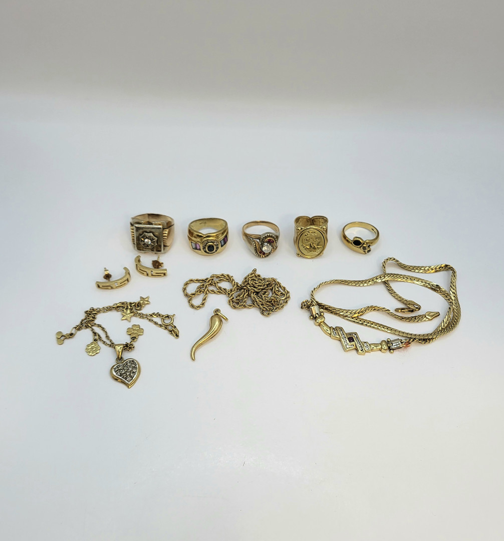 Vari oggetti oro pietre diamantini