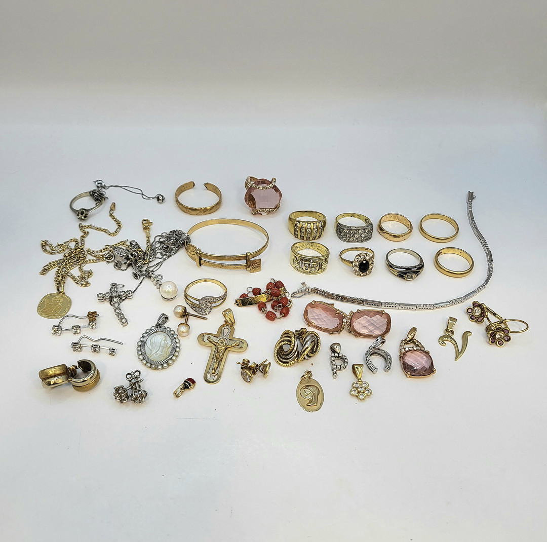 Vari oggetti oro perle smalti diamantini pietre