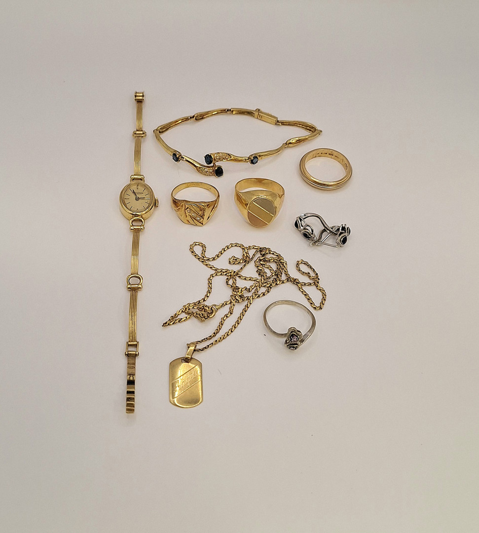 Vari oggetti in oro pietre diamantini