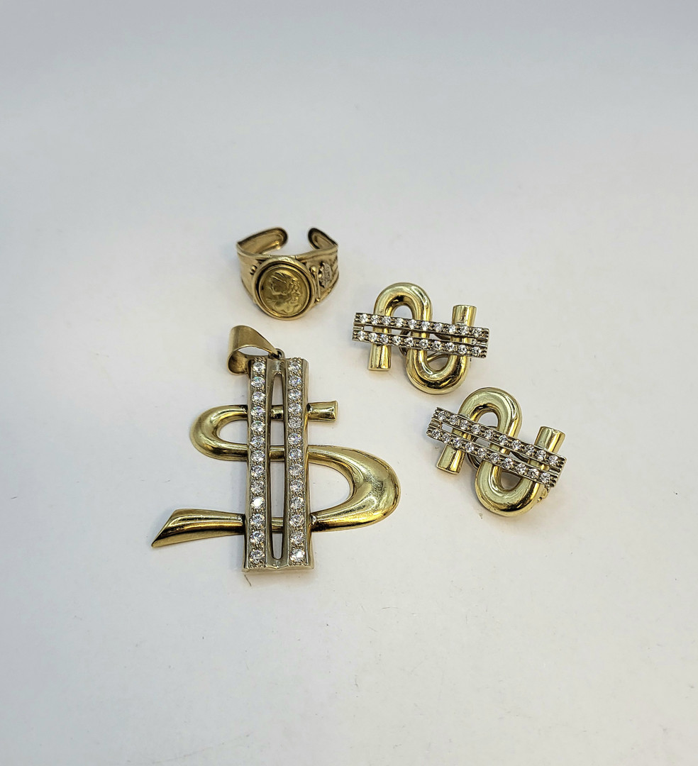 Vari oggetti oro pietre