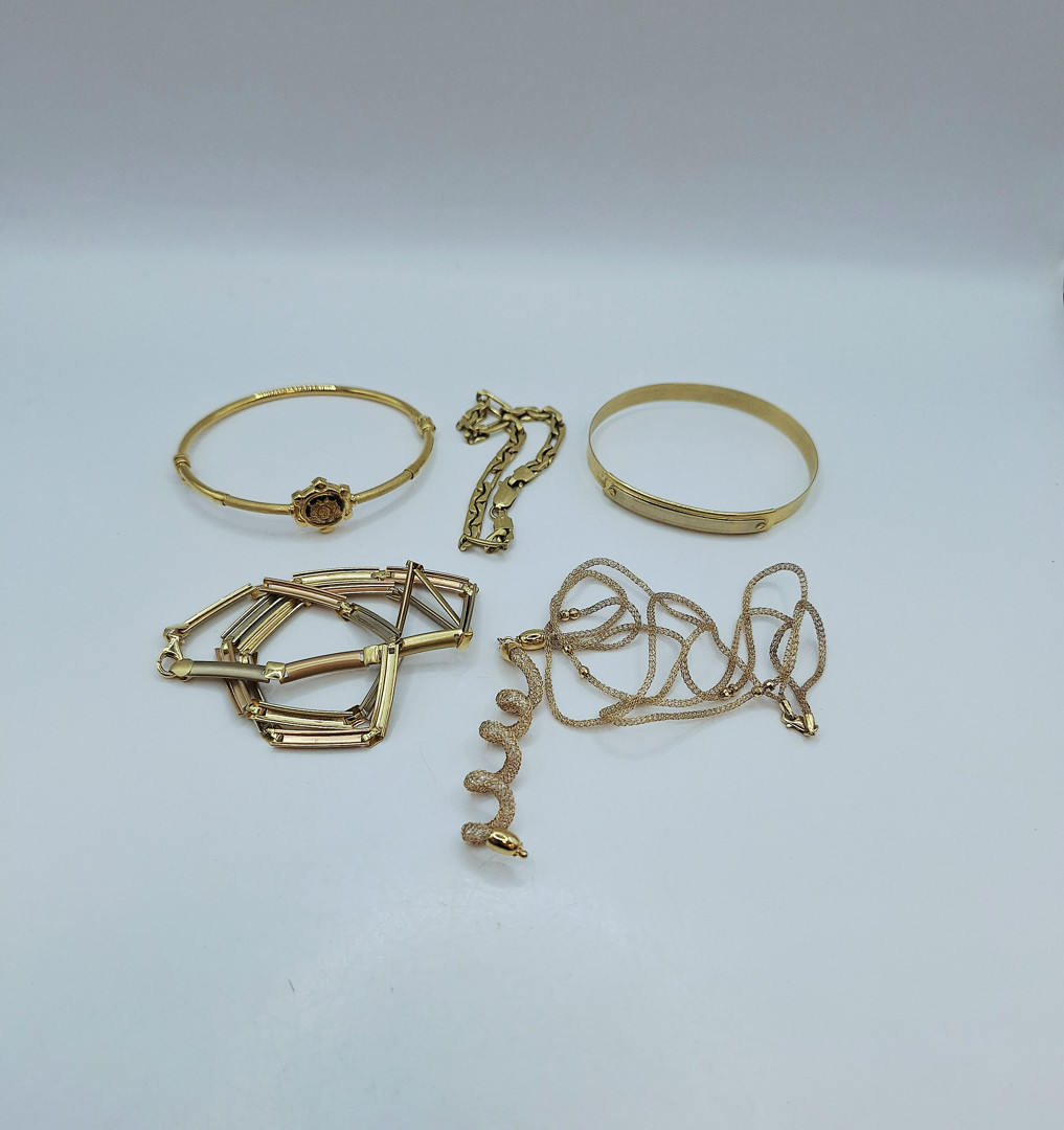 Vari oggetti oro pietre