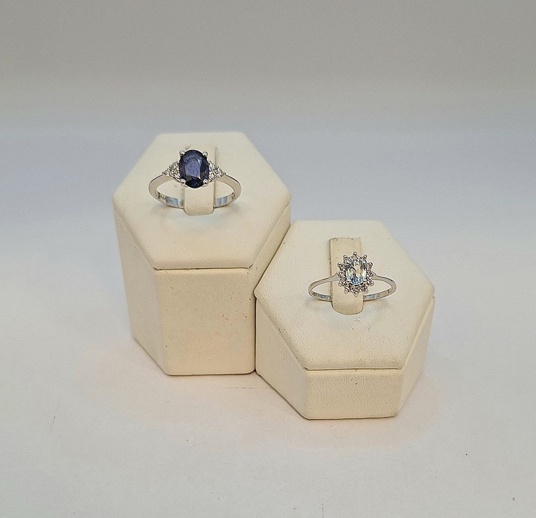 Due anelli oro pietre diamantini 