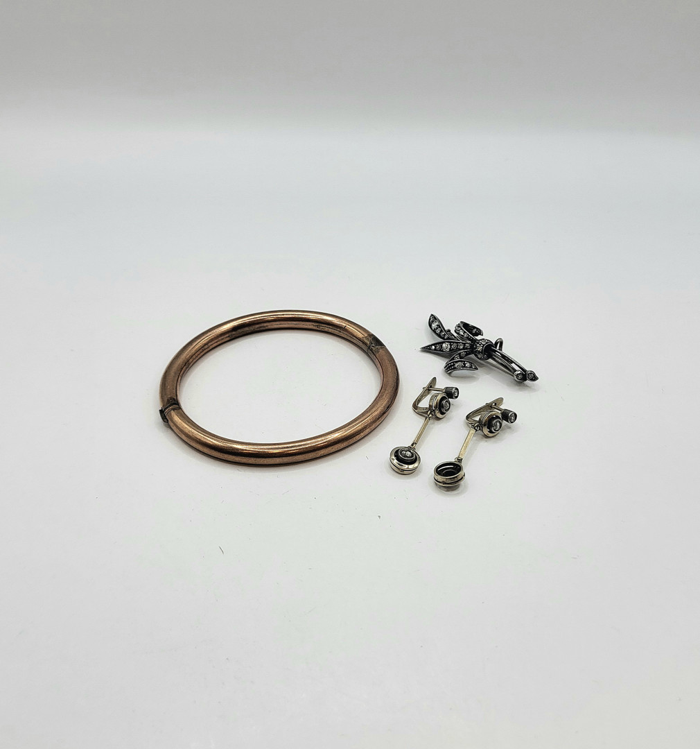 Un paio orecchini spilla e bracciale in oro argento diamanti