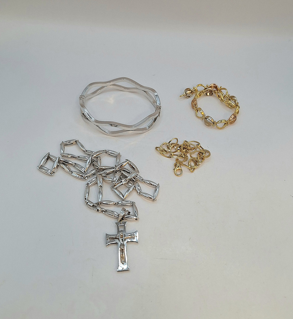 Tre bracciali collana e croce oro 