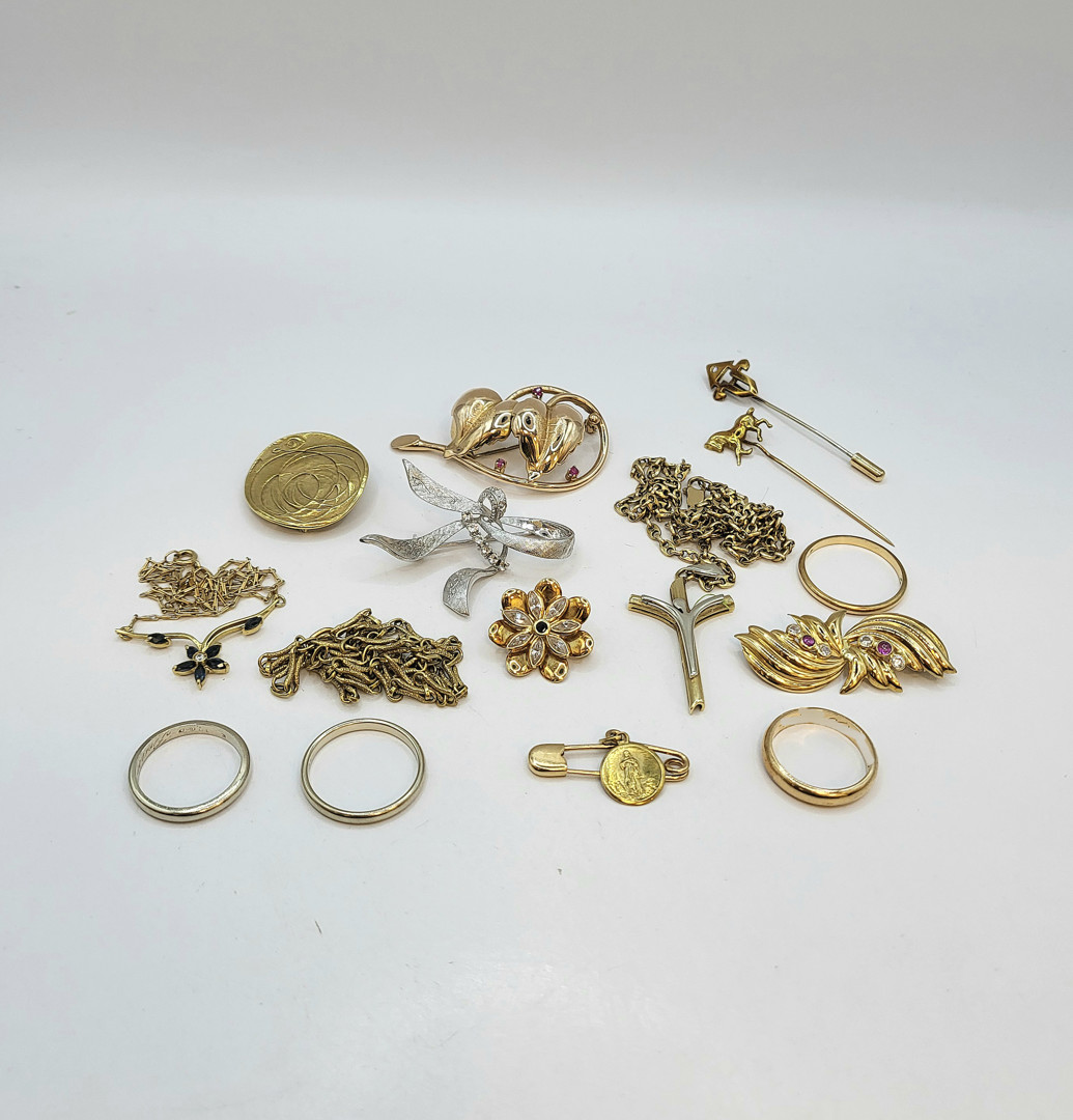 Vari oggetti oro pietre