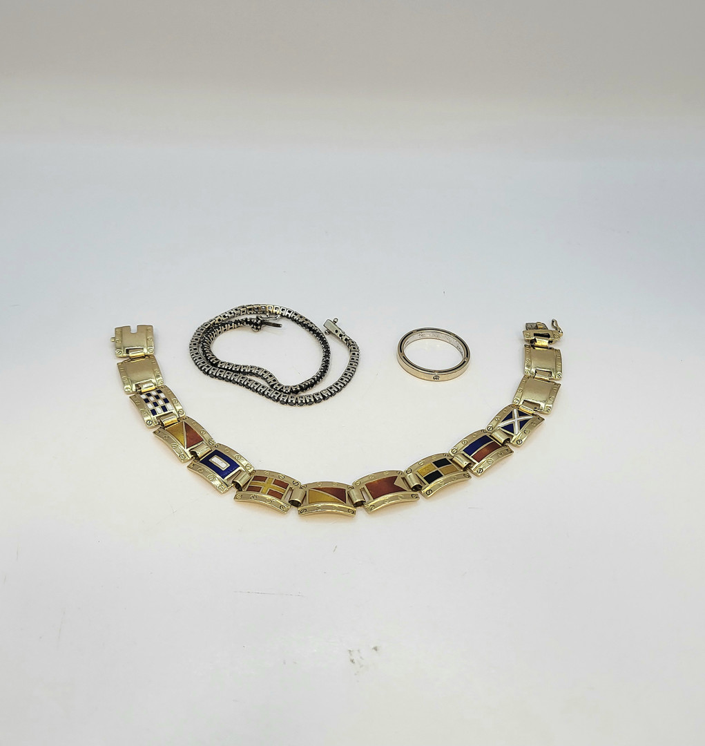 Due bracciali e anello oro diamantini smalto