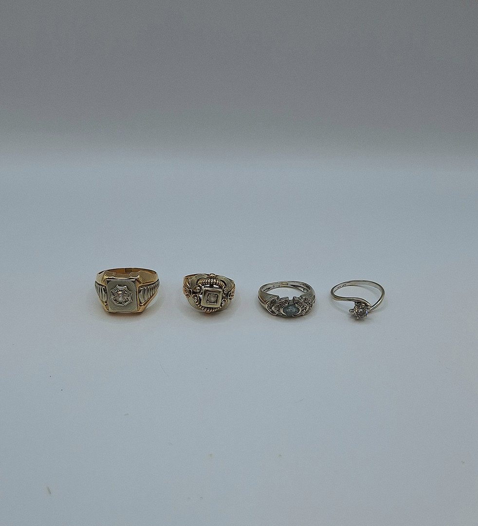 Quattro anelli oro pietre