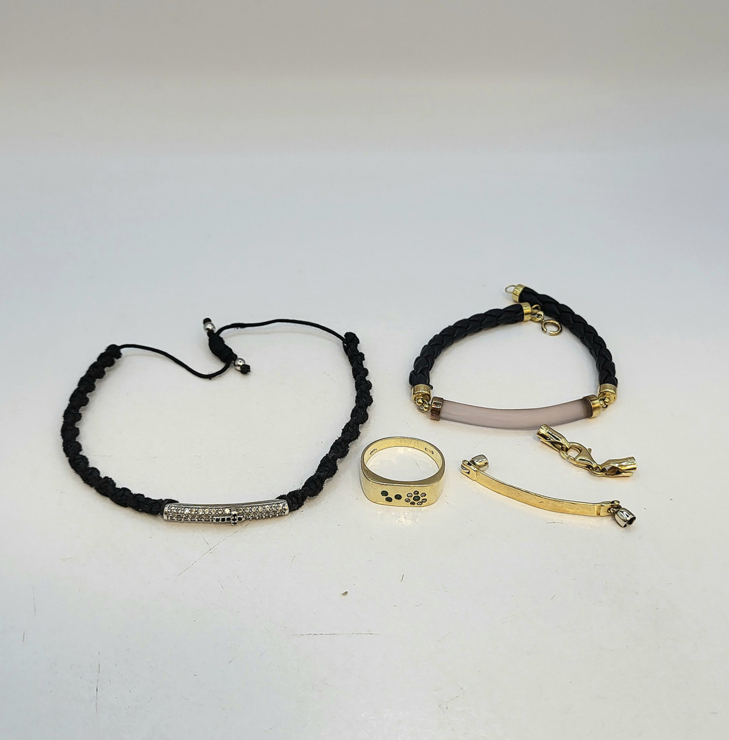 Vari oggetti oro diamanti pietre