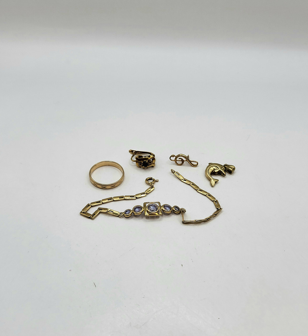 Vari oggetti oro pietre