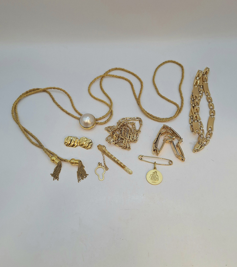 Vari oggetti in oro perla 
