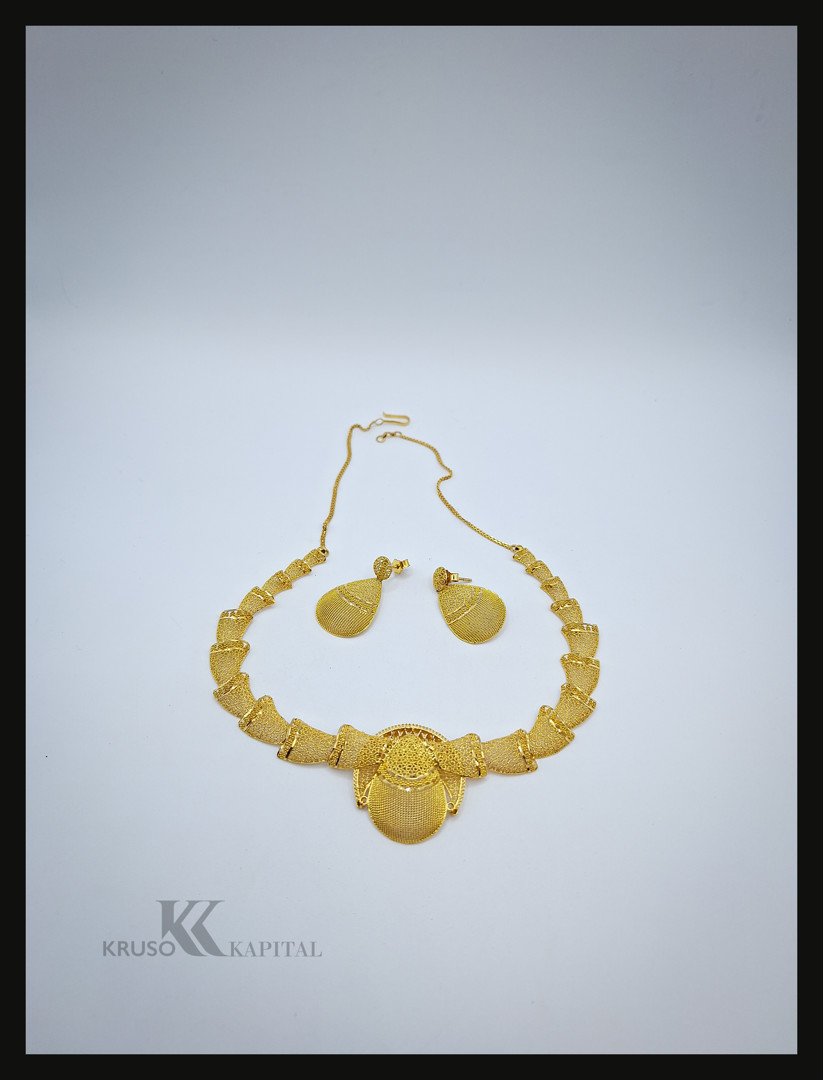 Collana e un paio orecchini oro
