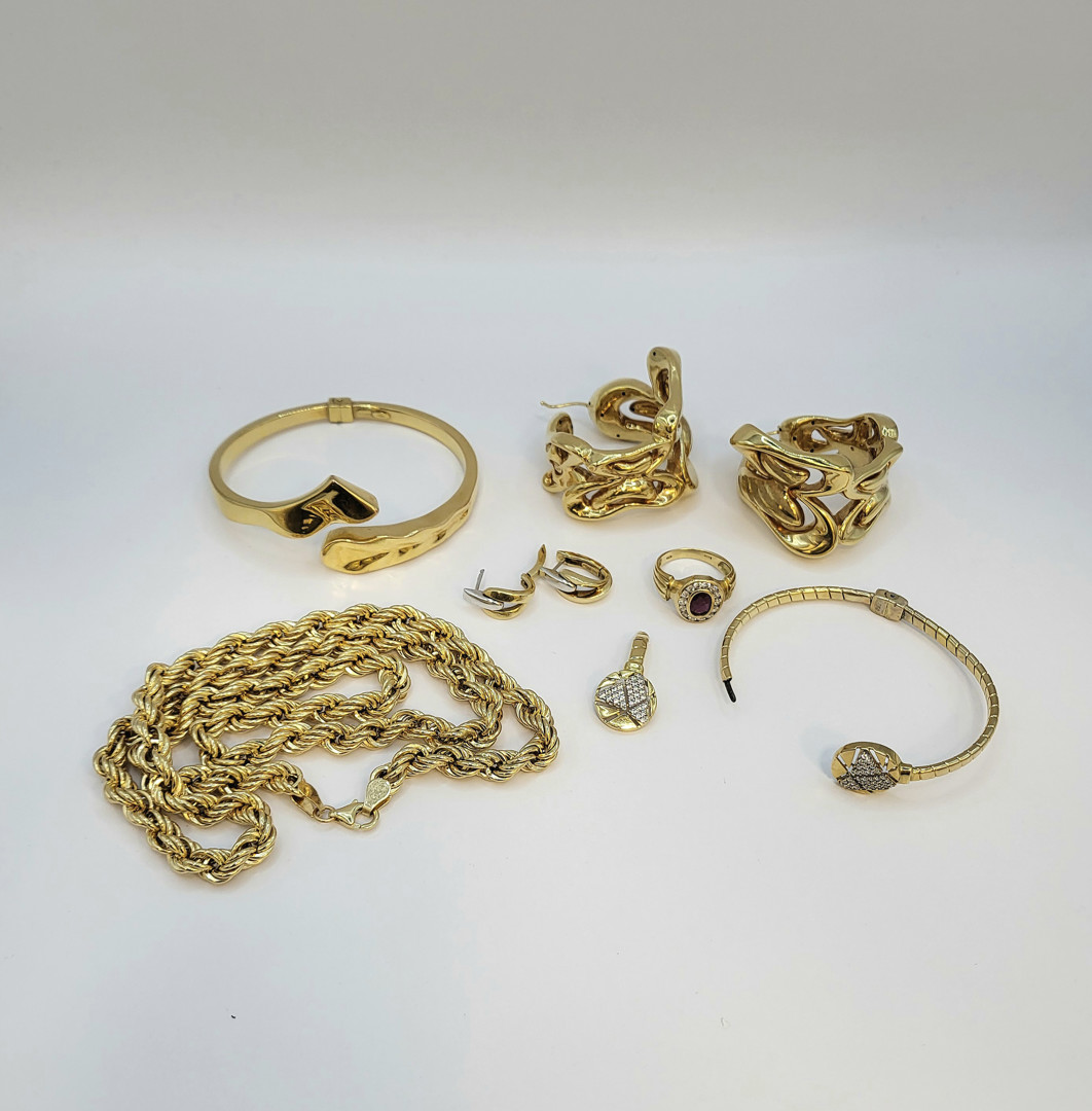 Vari oggetti oro pietre