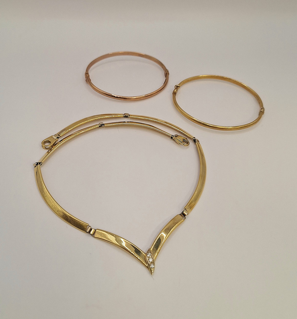 Due bracciali e collana oro pietre 