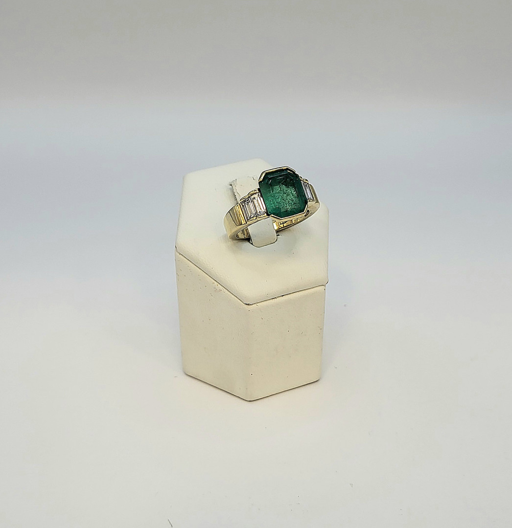 Anello oro pietra diamanti