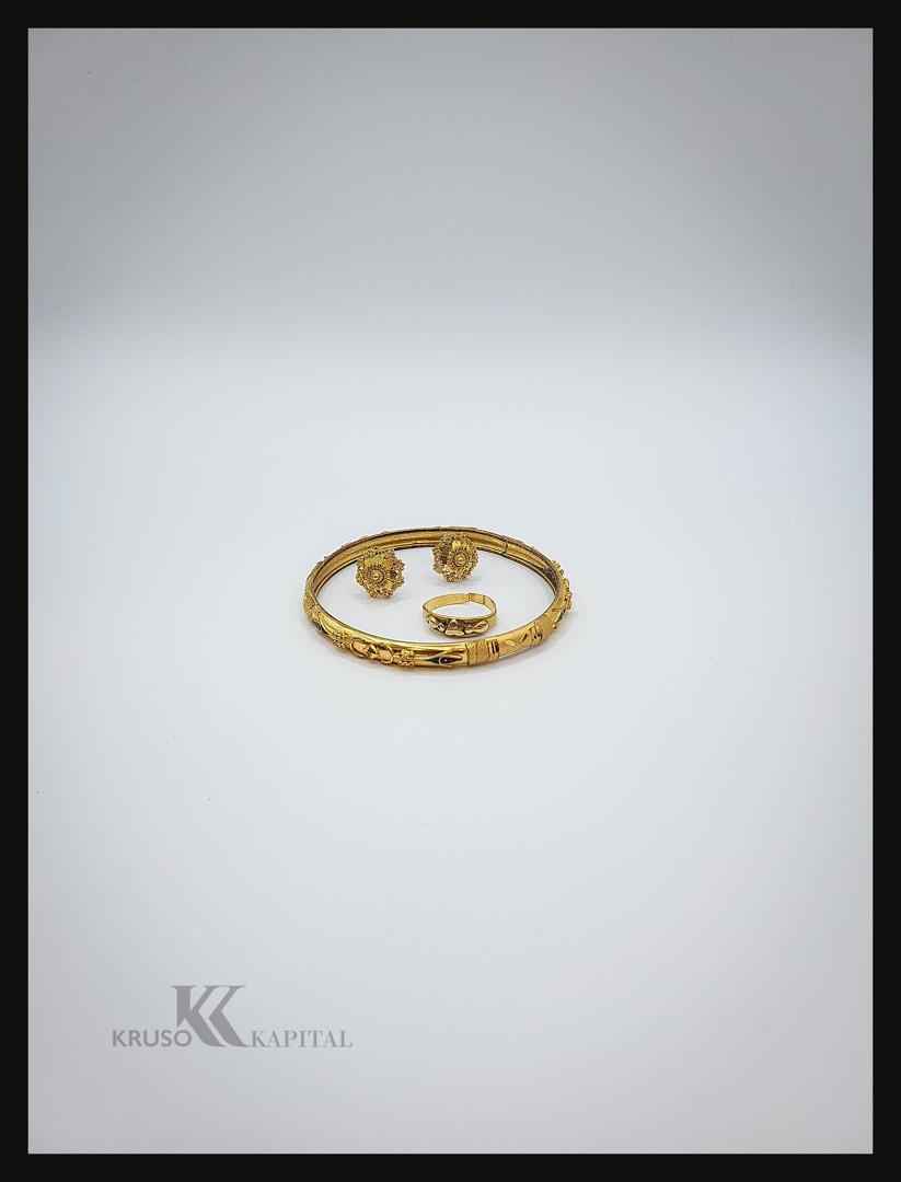 Anello un paio orecchini oro e bracciale metallo