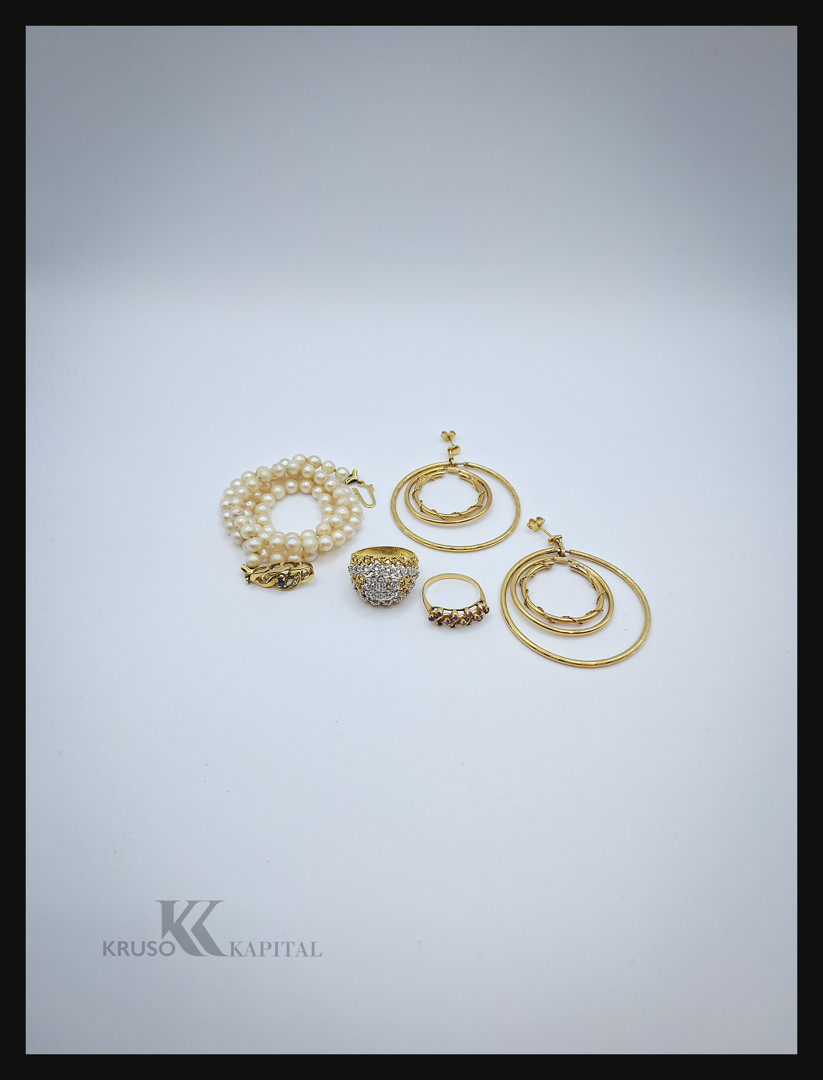 Vari oggetti in oro pietre diamantini perle 