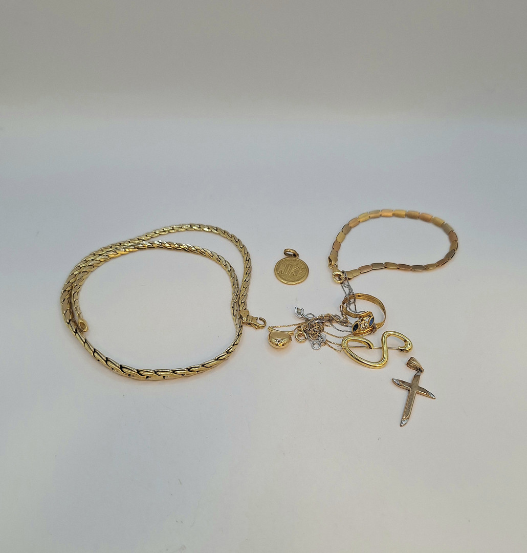Vari oggetti in oro pietre diamantino