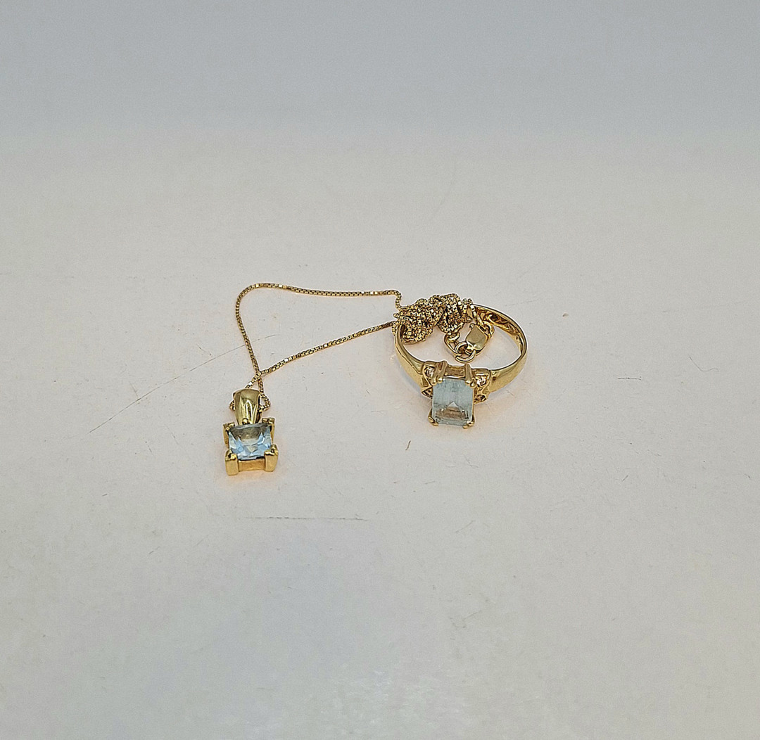 Vari oggetti oro pietre