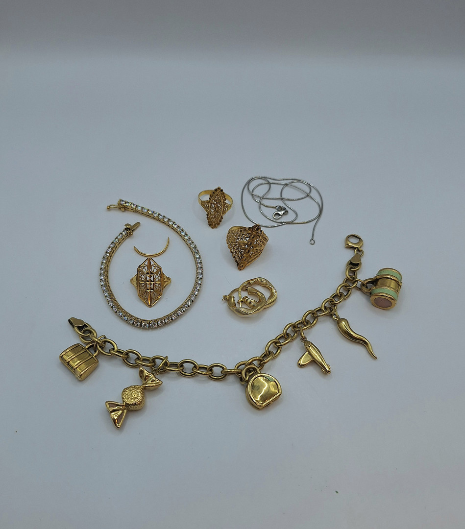 Vari oggetti oro pietre