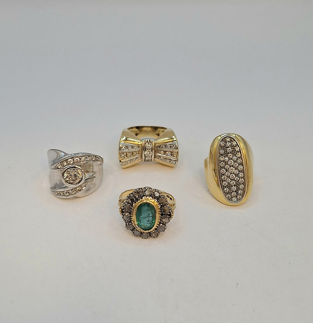 Quattro anelli oro pietre diamantini argento 