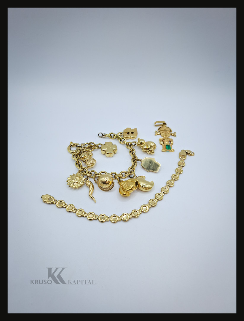 Due bracciali e ciondolo oro pietra