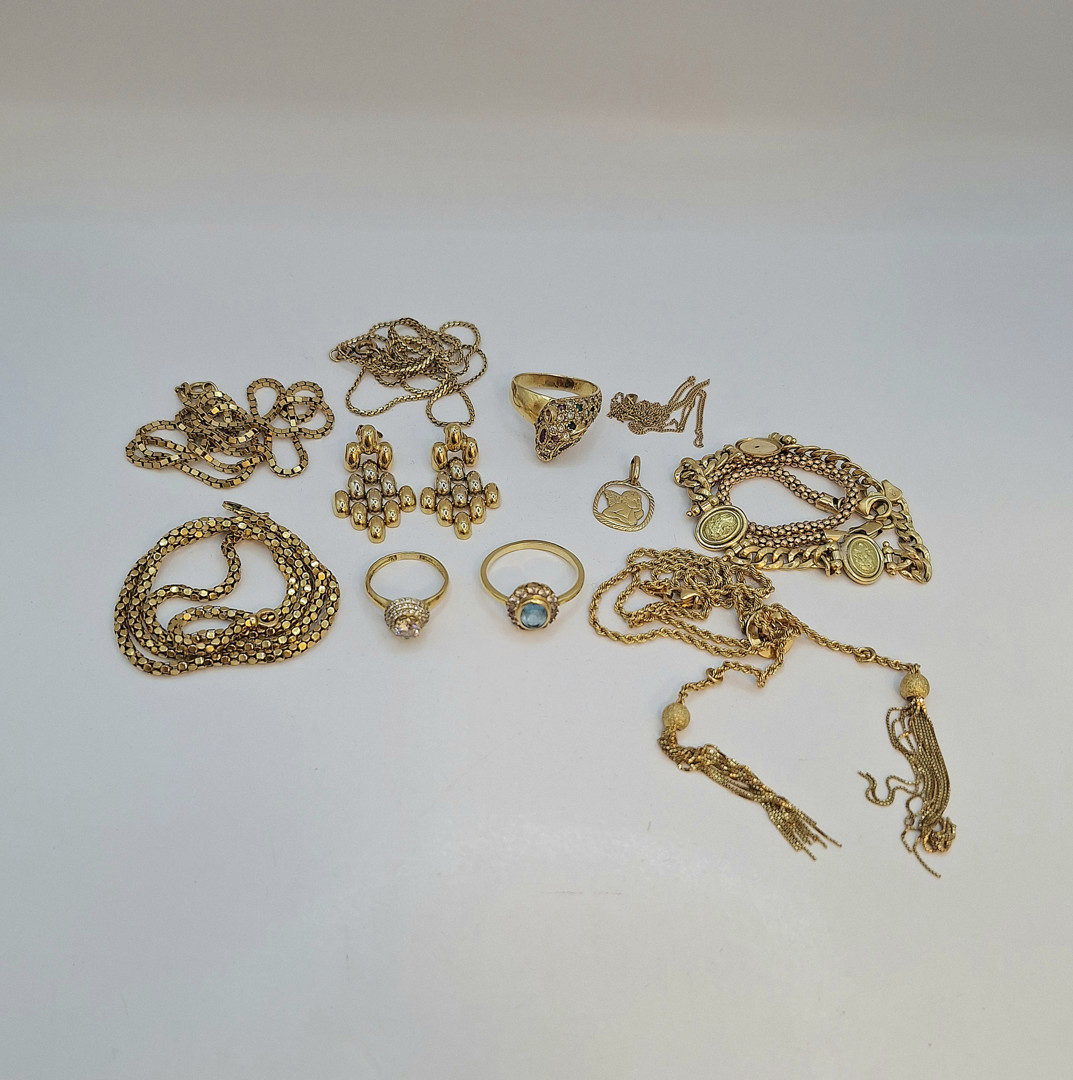 Vari oggetti oro pietre