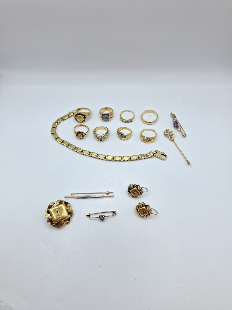 Vari oggetti in oro pietre diamantini argento 