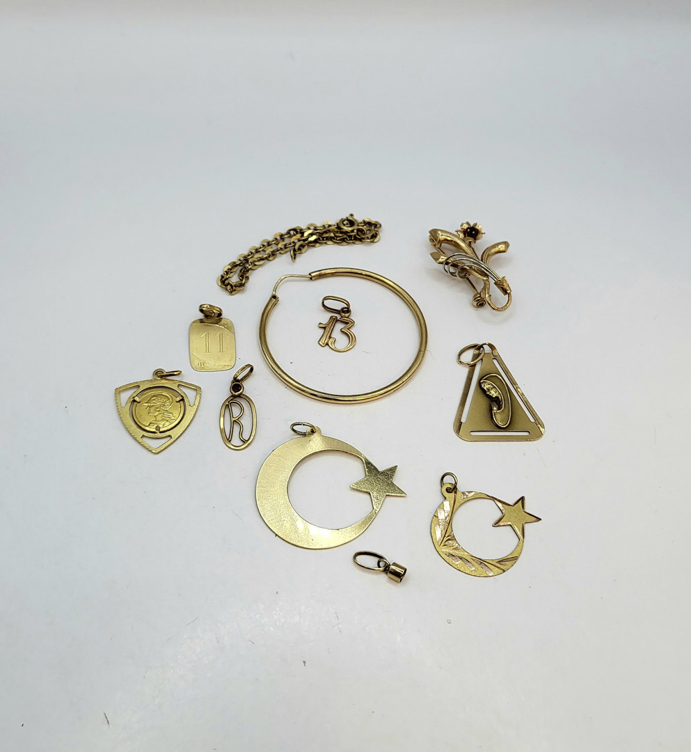 Vari oggetti oro pietre 