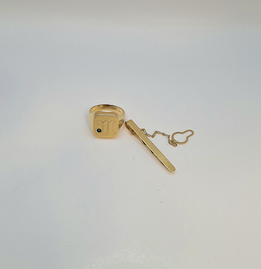 Anello e fermacravatta oro pietra 