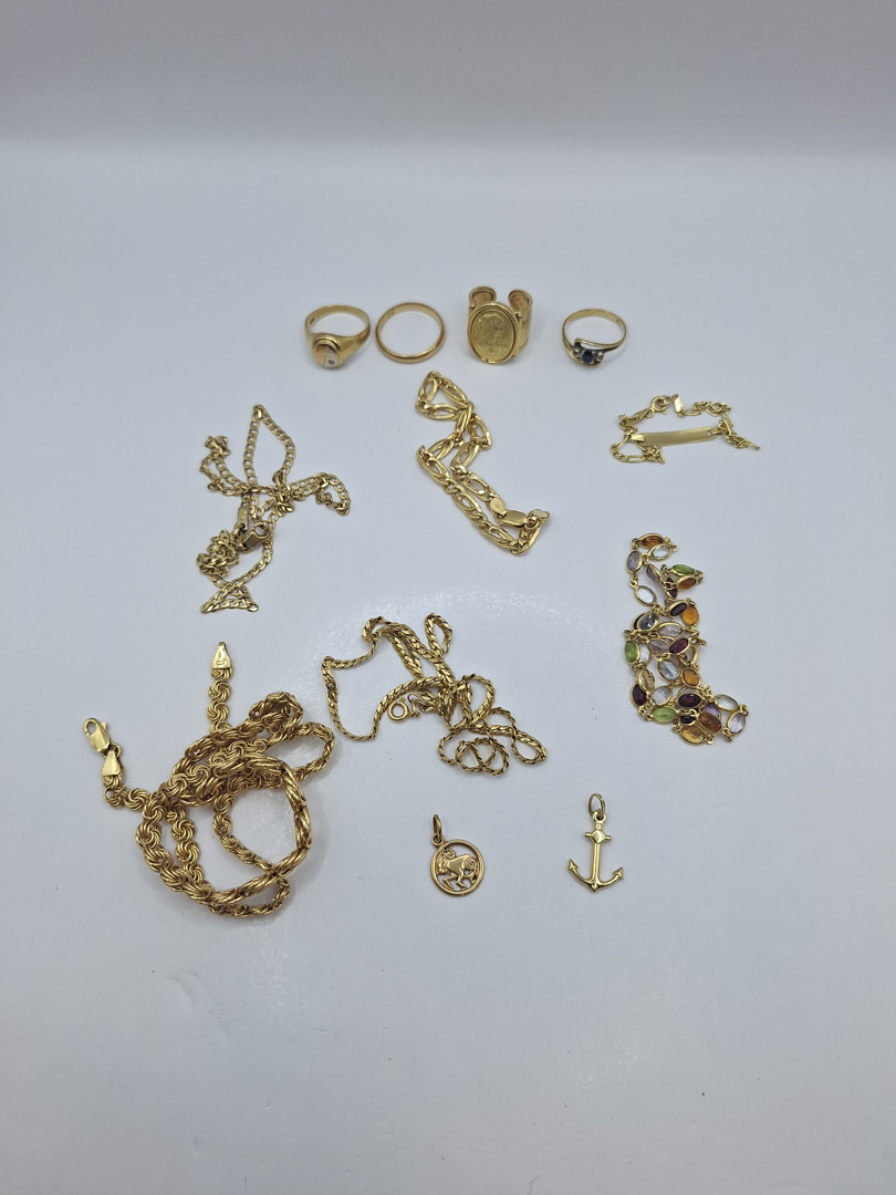 Vari oggetti in oro pietre diamantini