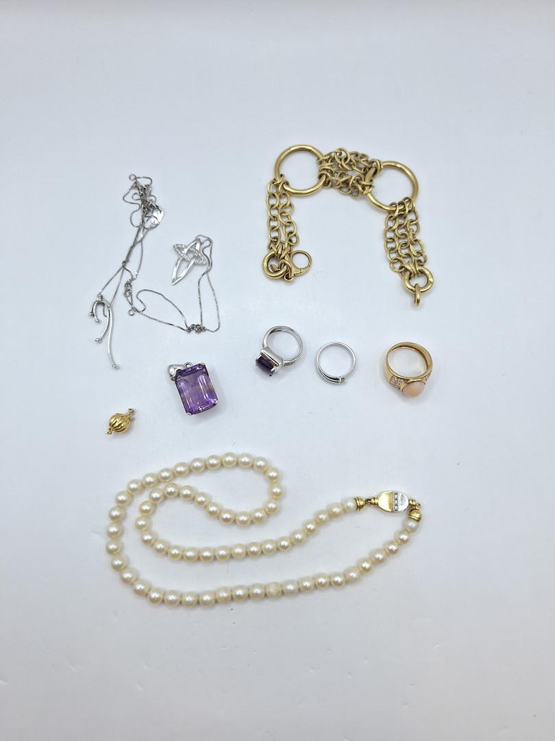Vari oggetti oro corallo diamantini pietre perle
