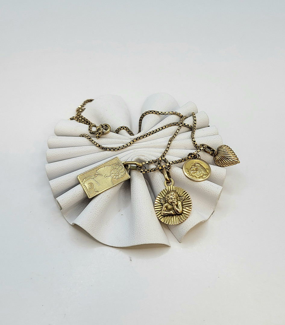 Vari oggetti oro pietra