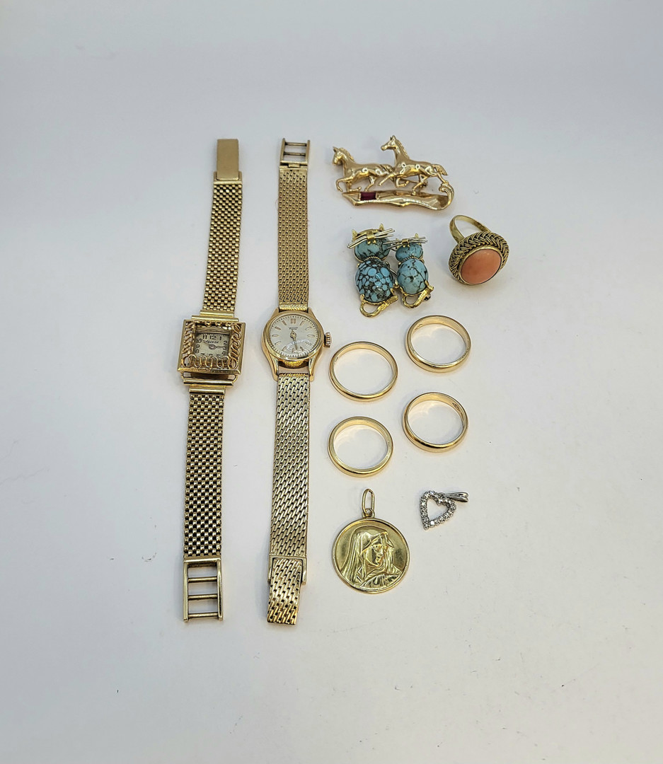 Vari oggetti oro pietre