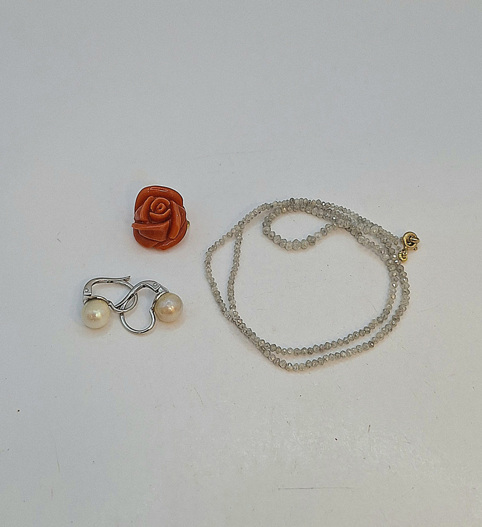 Vari oggetti in oro pietre perle corallo 