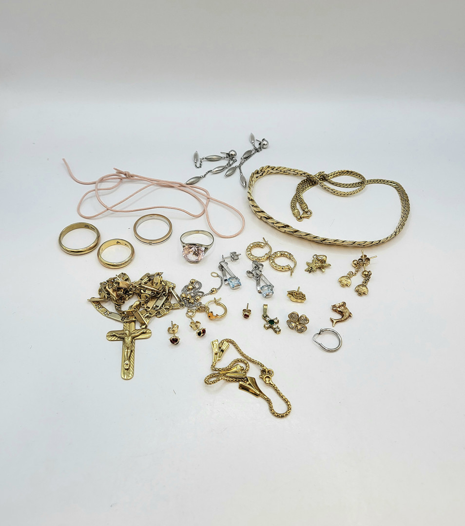 Vari oggetti oro pietre smalti 