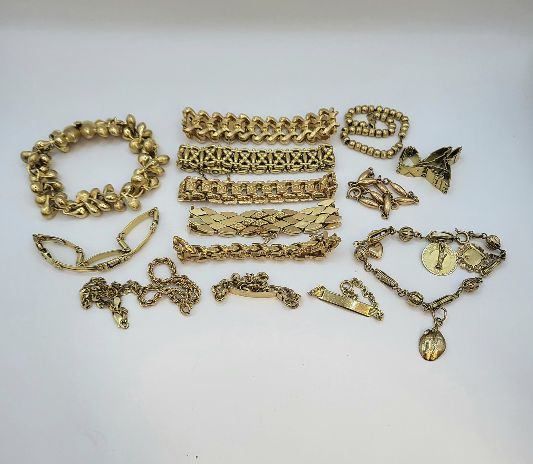 Quindici bracciali in oro 