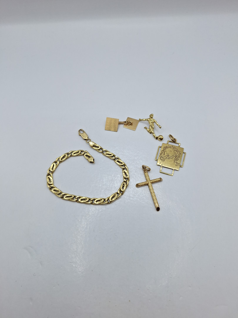 Vari oggetti in oro